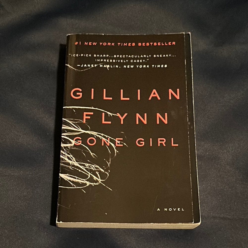 Gone Girl by Gillian Flynn Paperback